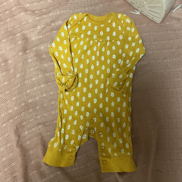 ⭐️ SOLD⭐️ fall newborn gender neutral outfit mustard color leaves print white - Picture 2 of 4